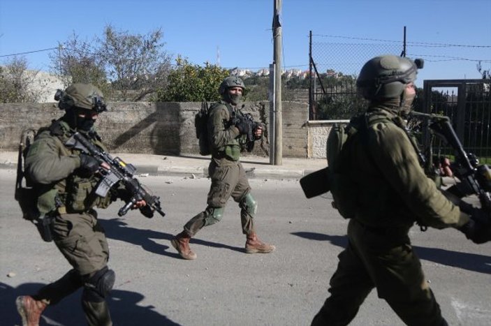 Baskın yapan İsrail askerleri Filistinlilere saldırdı