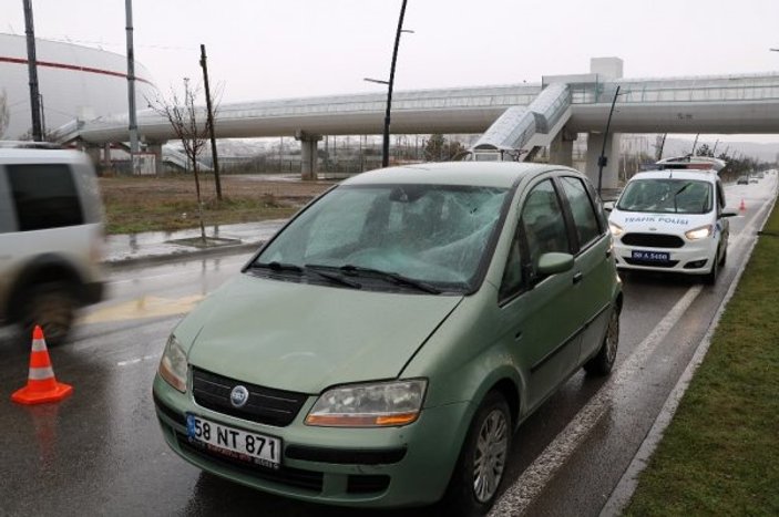 Sivas'ta yaya geçidinde otomobil çarptı