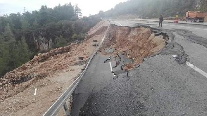 Kumluca'da yoğun yağış heyelana sebep oldu