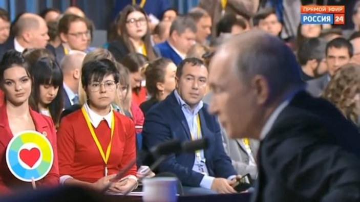 Putin'in basın toplantısında muhabirlerden yoğun ilgi