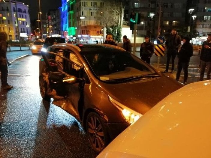Fatih'te otomobille minibüs çarpıştı: 4 yaralı
