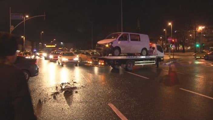 Fatih'te otomobille minibüs çarpıştı: 4 yaralı
