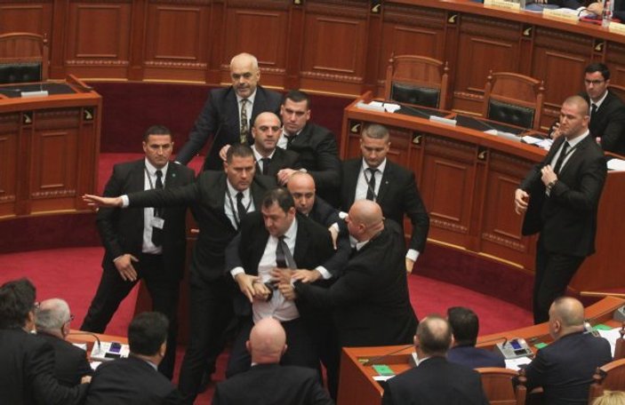 Arnavutluk meclisinde Başbakan'a yumurta attılar