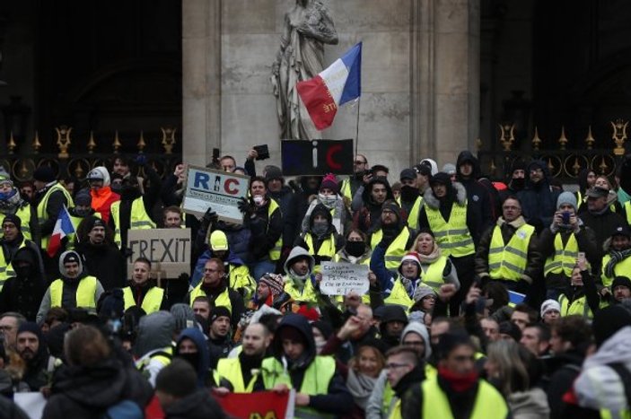 Fransa'da Sarı Yelekliler 360 yolu kapattı