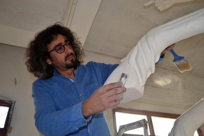 Salihlili öğretmen Katar Emiri için sentor heykeli yaptı
