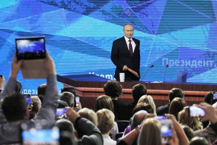 Putin'in basın toplantısında muhabirlerden yoğun ilgi