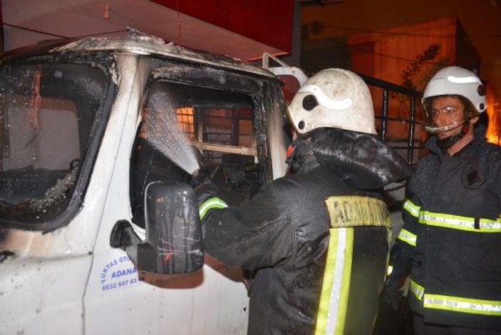 Adana'da park halindeki kamyonet yandı