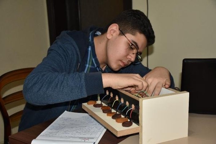 Malatya’da öğrenciler kayısıdan piyano yaptı