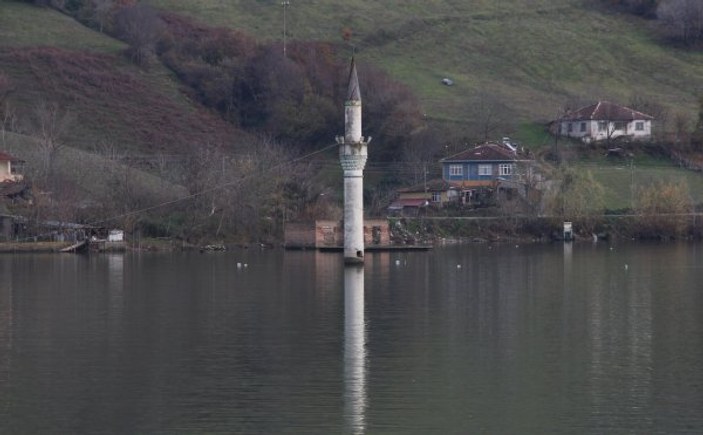 Su altında kalan yerleşim yerinden geriye minare kaldı