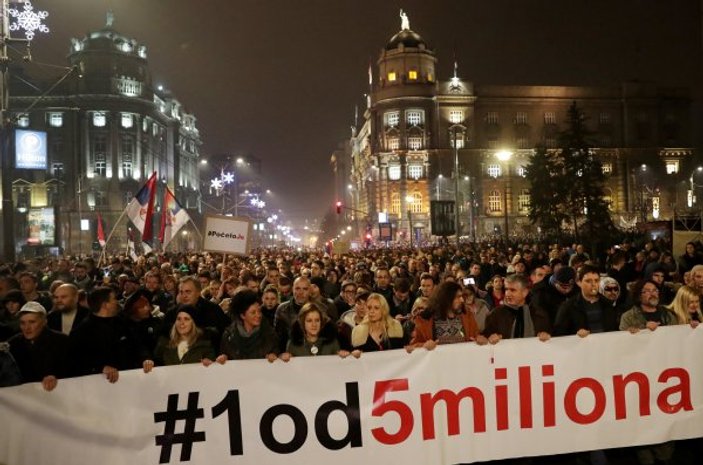 Sırbistan'da hükümet karşıtı protesto