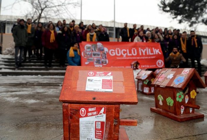 Kar altındaki Erzurum'da kuşlara sıcak yuva yaptılar