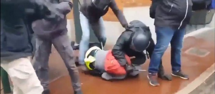 Fransız polisinden göstericilere dayak