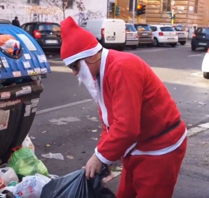Roma'da Noel Babalı çöp protestosu