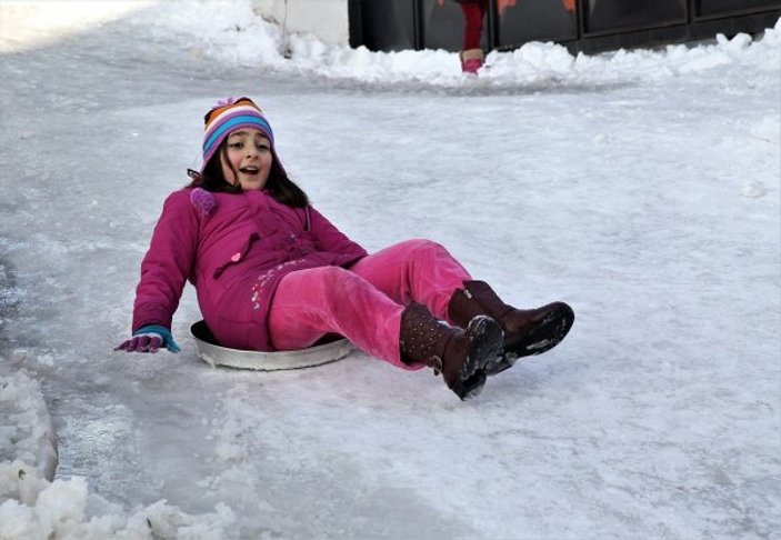 Van'da çocuklar tepsiyle karda kayma keyfi yaşıyor