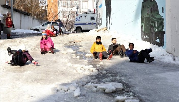 Van'da çocuklar tepsiyle karda kayma keyfi yaşıyor