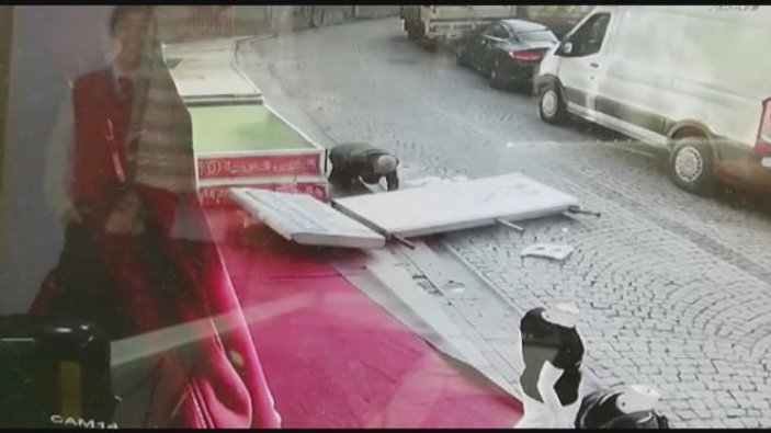Fatih'te reklam tabelası yaşlı adamın üzerine düştü