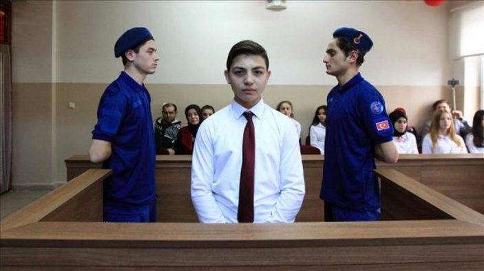 Samsun'da öğrencler sınıfta mahkeme salonu kurdu
