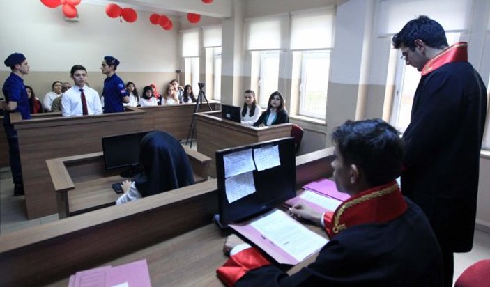 Samsun'da öğrencler sınıfta mahkeme salonu kurdu
