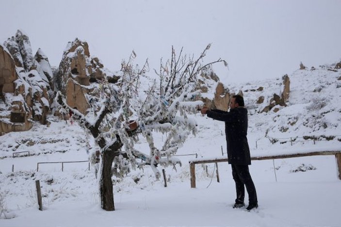 Turistler Kapadokya'da karın keyfini çıkardı