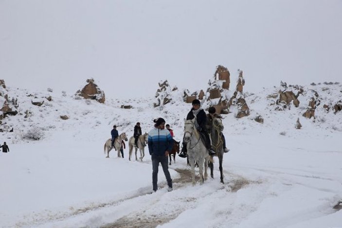 Turistler Kapadokya'da karın keyfini çıkardı
