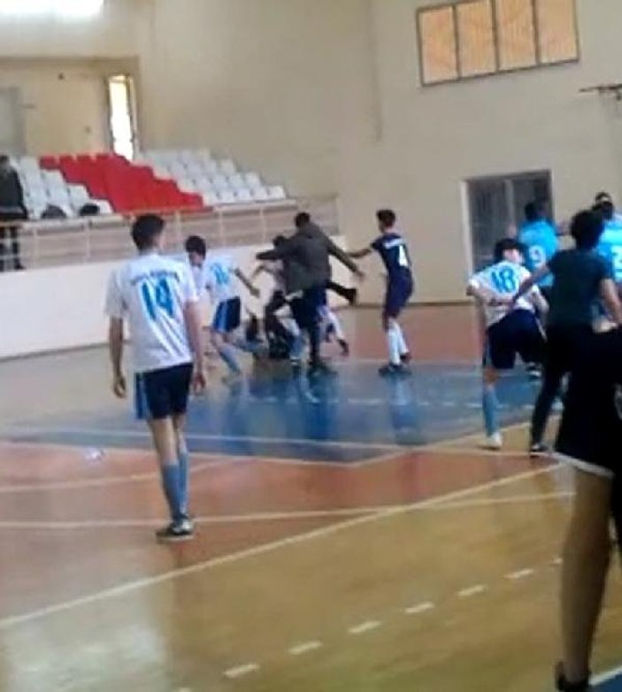 Futsal müsabakasında iki takım arasında kavga çıktı