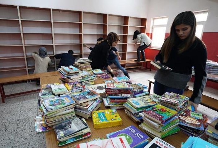 Üniversiteli gençler köy okulunu kütüphaneye kavuşturdu