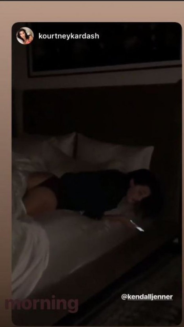 Kourtney Kardashian, Kendall Jenner'ın yatak odasına girdi