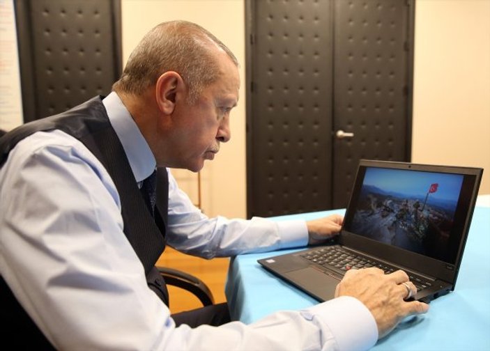 Cumhurbaşkanı Erdoğan, AA'nın fotoğraflarını oyladı