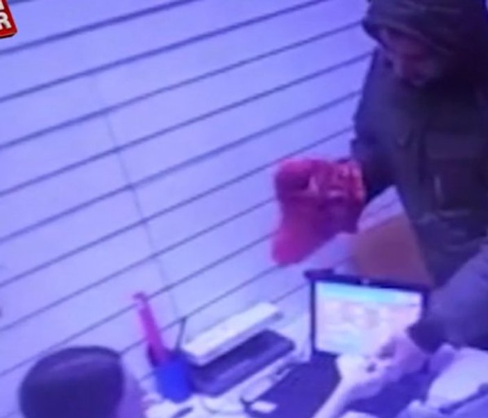 Moskova'da hırsız, saç kurutma makinesiyle soygun yaptı