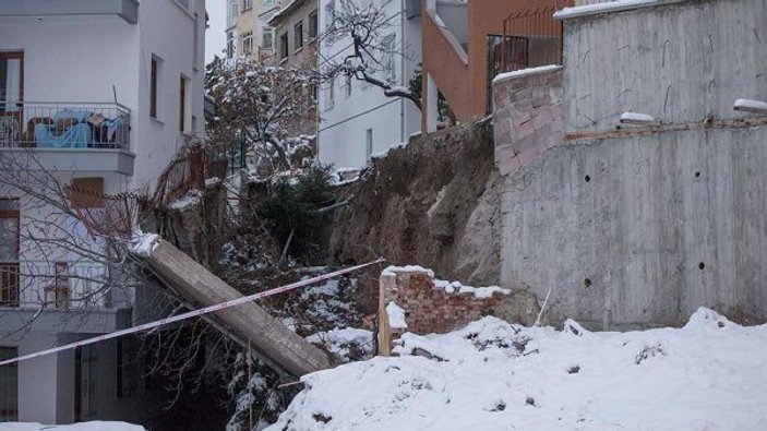 Ankara'da apartmanın istinat duvarı yan binaya devrildi