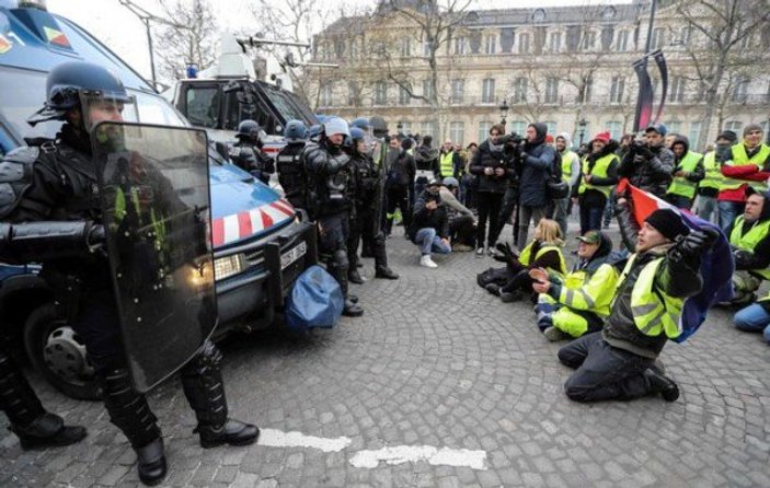 Fransız polisi sipariş ettiği silahları kullanıyor