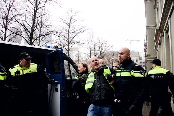 Hollanda'da aşırı sağcı Sarı Yelekliler polisle çatıştı