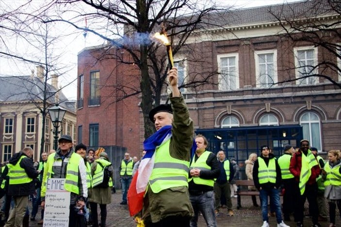 Hollanda'da aşırı sağcı Sarı Yelekliler polisle çatıştı