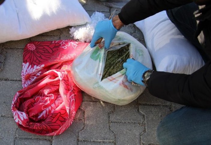 Uyuşturucu tacirleri 10 kilo esrarı çeyiz içine sakladı