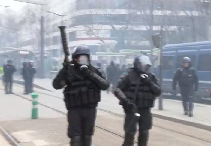Fransız polisi sipariş ettiği silahları kullanıyor