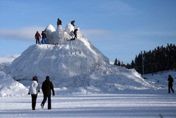 Sarıkamış'ta şehitler için kardan anıt