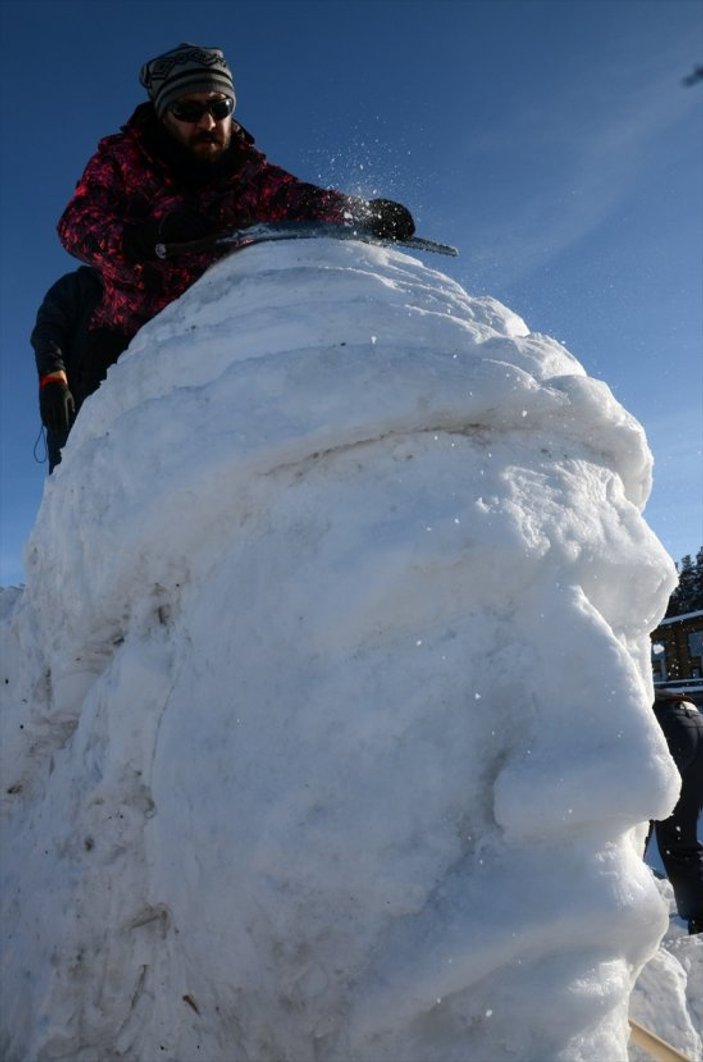 Sarıkamış'ta şehitler için kardan anıt