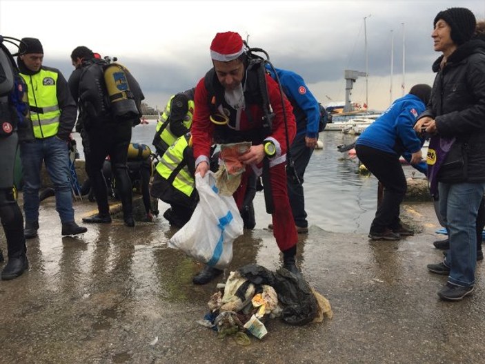 Noel baba kıyafetiyle denizden atık çıkardılar