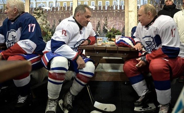 Putin ve Şoygu, Kızıl Meydan’da buz hokeyi oynadı