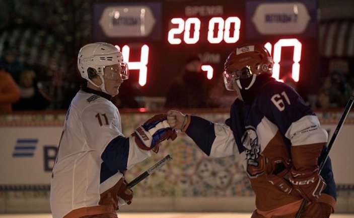 Putin ve Şoygu, Kızıl Meydan’da buz hokeyi oynadı