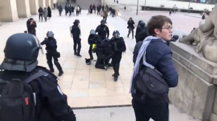 Paris'te polis dayağı
