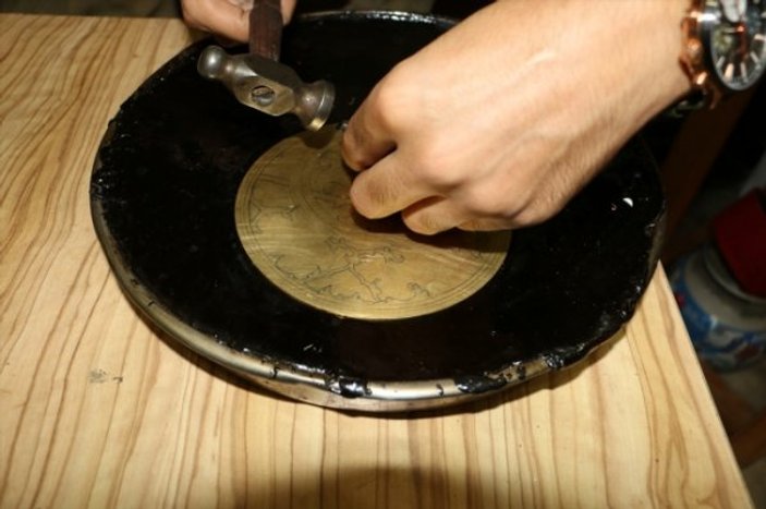 Usturlabı eski tekniklerle yeniden üretiyor