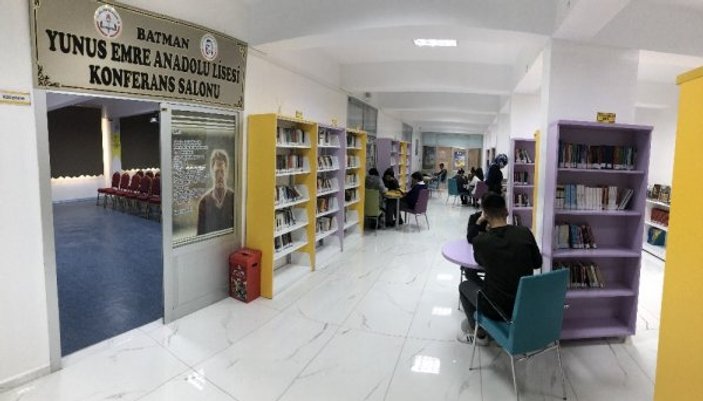 Okul koridorunda kütüphane