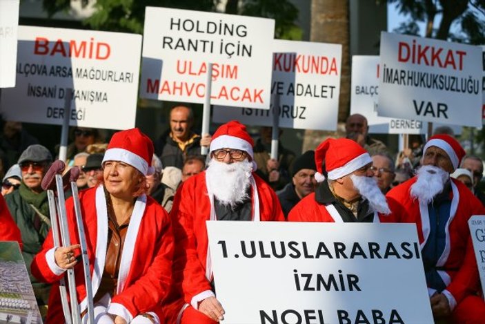 Balçova arsa mağdurlarından Noel Baba kıyafetli protesto