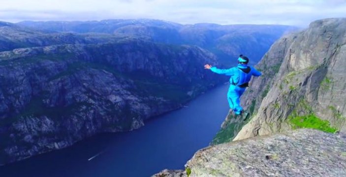 Norveç'te paraşütçülerin inanılmaz atlayışı