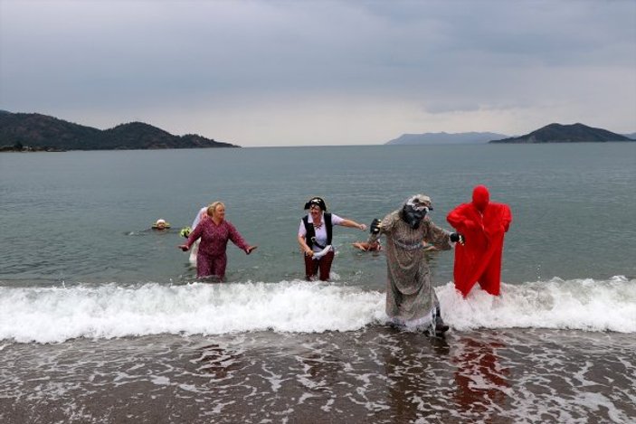 Kostümlerle denize girdiler