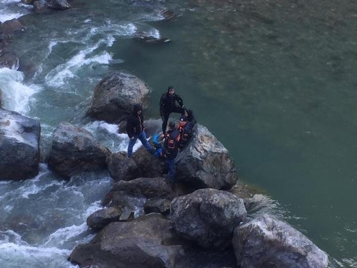 Arabanın çarpmasıyla savrulan adam nehre düşüp öldü