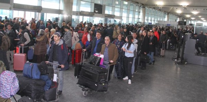 Atatürk Havalimanı'nda tatil dönüşü yoğunluğu