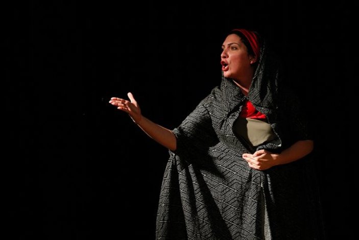 Göçmen kadınların dramı tiyatro sahnesinde