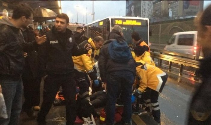 Metrobüsün çarptığı yolcu hayatını kaybetti
